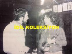 SEZEN CUMHUR ÖNAL'IN ORİJİNAL BÜYÜK BOY FOTOĞRAFI - 23,5 x 16 cm EBADINDA - SEZEN CUMHUR ÖNAL, LOVE STORY FİLM MÜZİĞİ BESTESİYLE OSCAR KAZANAN ÜNLÜ FRANSIZ BESTECİ FRANCIS LAI İLE PARİS'TE TÖREN SONRASINDA KONUŞMA YAPARKEN ÇEKİLMİŞ ÇOK ÖZEL BİR FOTOĞRAF, 1970 - FRANCIS LAI 1960'LARIN ve 1970'LERİN YEŞİLÇAM FİLMLERİNDE MADLY, LA COURSE DU LIEVRE A TRAVERS LES CHAMPS, CONCERTO POUR LA FIN D'UN AMOUR, BİLİTİS VE VIVIR POR VIVIR GİBİ BİRÇOK GÜZEL BESTESİYLE KARŞIMIZA ÇIKAR, CÜNEYT ARKIN, MURAT SOYDAN, TARIK AKAN, AYHAN IŞIK, EDİZ HUN, KARTAL TİBET, İZZET GÜNAY, FİLİZ AKIN, TÜRKAN ŞORAY, HÜLYA KOÇYİĞİT, FATMA GİRİK, GÜLŞEN BUBİKOĞLU ve DAHA NİCE YEŞİLÇAM YILDIZININ EN DUYGUSAL ve ROMANTİK SAHNELERİNDE FRANİS LAİ PLAKLARINDAN GÜZEL MELODİLER DUYARIZ...