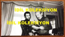 SEZEN CUMHUR ÖNAL'IN ORİJİNAL BÜYÜK BOY FOTOĞRAFI - 24 x 18 cm EBADINDA - SEZEN CUMHUR ÖNAL, FRANSIZ MÜZİĞİNİN EFSANE ORKESTRA ŞEFİ RAYMOND LEFEVRE İLE SOHBET EDERKEN ÇEKİLMİŞ ÇOK ÖZEL BİR KARE, (MÜZİKLİ DAKİKALAR) - RAYMOND LEFEVRE TIPKI FRANCIS LAİ GİBİ 1960'LARDA ve 1970'LERDE BİRÇOK YEŞİLÇAM FİLMİNDE MÜZİKLERİYLE KARŞIMIZA ÇIKAR, AYRICA, DALİDA ve DANIELLE LICARI GİBİ ÜNLÜ KADIN SES YILDIZLARININ KONSERLERİNDE DE ORKESTRASIYLA EŞLİK ETMİŞ BÜYÜK BİR ORKESTRA ŞEFİDİR - MİLVA'DAN DA TANIDIĞIMIZ ''DA TROPPO TEMPO'' ADLI ESERLE YEŞİLÇAM'A RENK KATMIŞTIR, LA MAISON EST EN RUINE, MOURIR D'AIMER, JOURS EN FRANCE, UNE BELLE HISTOIRE, IO CHE NON VIVO, LULLABY VE MODINHA YEŞİLÇAMDAN BİLDİĞİMİZ DİĞER BAZI ESERLERDİR, FOTOĞRAFTA SOHBET SIRASINDA TUTTUKLARI PLAK PORTRAIT EINES STARS ALBÜMÜDÜR