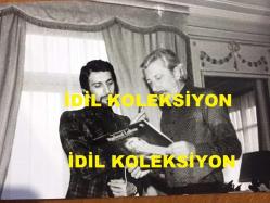 SEZEN CUMHUR ÖNAL'IN ORİJİNAL BÜYÜK BOY FOTOĞRAFI - 24 x 14 cm EBADINDA - SEZEN CUMHUR ÖNAL, FRANSIZ MÜZİĞİNİN EFSANE ORKESTRA ŞEFİ RAYMOND LEFEVRE İLE SOHBET EDERKEN ÇEKİLMİŞ ÇOK ÖZEL BİR KARE, (MÜZİKLİ DAKİKALAR) - RAYMOND LEFEVRE TIPKI FRANCIS LAİ GİBİ 1960'LARDA ve 1970'LERDE BİRÇOK YEŞİLÇAM FİLMİNDE MÜZİKLERİYLE KARŞIMIZA ÇIKAR, AYRICA, DALİDA ve DANIELLE LICARI GİBİ ÜNLÜ KADIN SES YILDIZLARININ KONSERLERİNDE DE ORKESTRASIYLA EŞLİK ETMİŞ BÜYÜK BİR ORKESTRA ŞEFİDİR - MİLVA'DAN DA TANIDIĞIMIZ ''DA TROPPO TEMPO'' ADLI ESERLE YEŞİLÇAM'A RENK KATMIŞTIR, LA MAISON EST EN RUINE, MOURIR D'AIMER, JOURS EN FRANCE, UNE BELLE HISTOIRE, IO CHE NON VIVO, LULLABY VE MODINHA YEŞİLÇAMDAN BİLDİĞİMİZ DİĞER BAZI ESERLERDİR, FOTOĞRAFTA SOHBET SIRASINDA TUTTUKLARI PLAK PORTRAIT EINES STARS ALBÜMÜDÜR