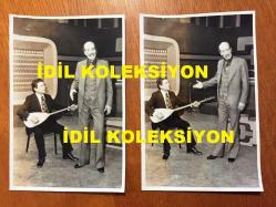 TÜRK HALK MÜZİĞİ SANATÇISI HASAN MUTLUCAN'IN ORİJİNAL 2'Lİ FOTOĞRAF SETİ - 18 x 11,5 cm EBADINDA 2 ADET FOTOĞRAF - HAMDİ ÖZBAY SAZIYLA EŞLİK EDERKEN HASAN MUTLUCAN'IN TÜRKÜ SÖYLEDİĞİ ANLARDA ÇEKİLMİŞ 2 FARKLI FOTOĞRAF