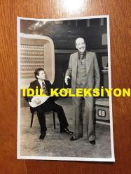 TÜRK HALK MÜZİĞİ SANATÇISI HASAN MUTLUCAN'IN ORİJİNAL 2'Lİ FOTOĞRAF SETİ - 18 x 11,5 cm EBADINDA 2 ADET FOTOĞRAF - HAMDİ ÖZBAY SAZIYLA EŞLİK EDERKEN HASAN MUTLUCAN'IN TÜRKÜ SÖYLEDİĞİ ANLARDA ÇEKİLMİŞ 2 FARKLI FOTOĞRAF