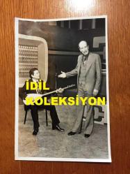 TÜRK HALK MÜZİĞİ SANATÇISI HASAN MUTLUCAN'IN ORİJİNAL 2'Lİ FOTOĞRAF SETİ - 18 x 11,5 cm EBADINDA 2 ADET FOTOĞRAF - HAMDİ ÖZBAY SAZIYLA EŞLİK EDERKEN HASAN MUTLUCAN'IN TÜRKÜ SÖYLEDİĞİ ANLARDA ÇEKİLMİŞ 2 FARKLI FOTOĞRAF