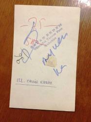 ERKİN KORAY'IN ORİJİNAL FOTOĞRAFI - 14 x 9 cm EBADINDA - ERKİN KORAY KILIFTAKİ GİTARINI DUVARA YASLAYIP ÇANTASININ ÜZERİNE OTURUP ÇAY İÇERKEN ÇEKİLMİŞ ÇOK NET BİR FOTOĞRAF