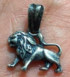 OSMANLI SON DÖNEMİ ORİJİNAL MÜTHİŞ İŞÇİLİKLİ ASLAN FİGÜRLÜ CESARET TİMSALİ GÜMÜŞ KOLYE UCU 3Ş2Y1R