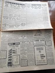 Cumhuriyet Gazetesi - 9 Ağustos 1956 - Yerli Malların Satış Fiyatları Kararname - Periler Diyarında Bir Hafta Röportajı Yapan Yaşar Kemal Yazı Dizisi - Kasım Gülek Rize'de de 6 Aya Mahkum Oldu - Giresun Cumhuriyetçi Millet Partisi Kongresi Delegeleri Muhakeme Edilmeye Başlandılar - Ankara'da Kahve Vesika İle Dağıtılacak - Libya Meliki Seyyid İdris El Sünusi Şerefine Dün Yapılan Tatbikat - Pedagoji Cemiyeti Eğitim Kongresinde Münakaşalar - İki Devrin Perde Arkası Yazan Samih Nafiz Tansu Yazı Dizisi - Doğumun 150. Yıldönümü Münasebetiyle Victor Hugo'nun Olgunluk Çağı Yazan Adile Ayda - Kaybettiğimiz Kıymetler Mustafa Hulki Erem Yazan Profesör Hamid Dilgan - Papa Rahiplere Bazı Müsaadeler Tanıdı - Artist Terry Moore Çıplak Heykelinin Dikilmesi İstemiyor - Karacaoğlan Yazan Yaşar Kemal Resimleyen Münif Fehim Yazı Dizisi - Resimli Romanımız Kraliçenin Gerdanlığı - Galatasaray'ın 50. Yılı Hazırlıkları - Cezmi Or Kupasına Katılacak Yugoslav Atletizm Ekibi Geldi - Beşiktaş İsrail'e Çağrıldı