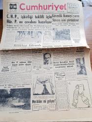 Cumhuriyet Gazetesi - 25 Eylül 1956 - Cumhuriyet Halk Partisinin İşbirliği Teklifi İçin Hürriyet Partisine Cevap Hazırlıyor - Güvenlik Konseyi Yarın Süveyş İşini Görüşüyor - Osman Bölükbaşı Edirne'de - Ankara'da 93 Dükkanın Temel Atma Merasiminden 4 Saat Sonra İnşaat Durduruldu Fotoğraf - Don Camillo'nun Küçük Alemi Çeviren Burhan Felek Resimler Ali Ulvi Yazı Dizisi - Aşktan Da Üstün Yazan Elizabeth Gaskell Yazı Dizisi - Taksim Florya Otobüs Hattı -  Bir Amerikan Üssünde Kavgaya Sebep Olan Dans -  Ev Hayatı Köşesi - Kontes Castiglione'nin Heyecanlı Macerası Tercüme Mazhar Kunt - Dünyayı Dolaşalım Çin Derleyen Hamdi Varoğlu Yazı Dizisi - 1956 1957 Yunus Nadi Mükafatı Şiir Müsabakası - Konya'da Devlet Tiyatrosu Yazan Suad Taşer - Fenerbahçe Atletleri Ağustos'ta Rusya'ya Davet Edildiler - Federasyon Kupası Bu Hafta Başlıyor - Şeref Stadında Profesyonel Lig Maçı Yapılmayacak - Beşiktaş Adana'ya Gidiyor - 1908 Olimpiyatına Katılan Tek Türk Sporcusu Kimdir - Cutex Tırnak Cilası