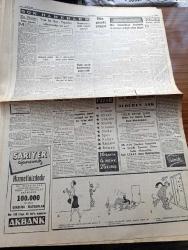 Cumhuriyet Gazetesi - 25 Eylül 1956 - Cumhuriyet Halk Partisinin İşbirliği Teklifi İçin Hürriyet Partisine Cevap Hazırlıyor - Güvenlik Konseyi Yarın Süveyş İşini Görüşüyor - Osman Bölükbaşı Edirne'de - Ankara'da 93 Dükkanın Temel Atma Merasiminden 4 Saat Sonra İnşaat Durduruldu Fotoğraf - Don Camillo'nun Küçük Alemi Çeviren Burhan Felek Resimler Ali Ulvi Yazı Dizisi - Aşktan Da Üstün Yazan Elizabeth Gaskell Yazı Dizisi - Taksim Florya Otobüs Hattı -  Bir Amerikan Üssünde Kavgaya Sebep Olan Dans -  Ev Hayatı Köşesi - Kontes Castiglione'nin Heyecanlı Macerası Tercüme Mazhar Kunt - Dünyayı Dolaşalım Çin Derleyen Hamdi Varoğlu Yazı Dizisi - 1956 1957 Yunus Nadi Mükafatı Şiir Müsabakası - Konya'da Devlet Tiyatrosu Yazan Suad Taşer - Fenerbahçe Atletleri Ağustos'ta Rusya'ya Davet Edildiler - Federasyon Kupası Bu Hafta Başlıyor - Şeref Stadında Profesyonel Lig Maçı Yapılmayacak - Beşiktaş Adana'ya Gidiyor - 1908 Olimpiyatına Katılan Tek Türk Sporcusu Kimdir - Cutex Tırnak Cilası