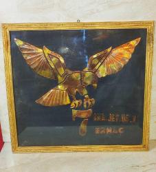 11940-AHŞAP CAMLI ÇERÇEVE İÇERSİNDE BAKIR LEVHA İLE 7.ANA JET ÜS.K.ERHAÇ YAZILI VE KARTAL DUVAR TABLOSU