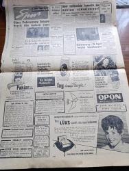Cumhuriyet Gazetesi - 13 Ekim 1956 - Bayındırlık Bakanı Muammer Çavuşoğlu İstifa Etti - Patrik Athenagoras Protokol Dışına Mı Çıkıyor - İki Uçağımız Müsabakalara İştirak İçin Brindizi'ye Giderken Yunan Uçaklarının Gösteri Taarruzuna Uğradı - Demokrat İzmir Gazetesi Dün Toplattırıldı - Fenerbahçeli Bisikletçi Tayyar Güner Bisikletle Yurd İçinde 3500 Km. Yaptı - Üniversite Talebesi Gene Ayrı Açılış Töreni Yapacaklar - Don Camillo'nun Küçük Alemi Çeviren Burhan Felek Resimler Ali Ulvi Yazı Dizisi - Aşktan Da Üstün Yazan Elizabeth Gaskell Yazı Dizisi - Ev Hayatı Köşesi - Tarihin Tarihi İlk Uçan Adam Tercüme Mazhar Kunt Yazı Dizisi - Dünyayı Dolaşalım Birleşik Amerika Derleyen Hamdi Varoğlu Yazı Dizisi - Eşsiz Sanatkar Zeki Müren'in Elektrofon Plaklarında Okuduğu Yaprak Dökümü - Galatasaray Beyoğluspor Bugün Karşılaşıyor - Güreş Federasyonu İstişare Heyeti Dün Toplantı Yaptı - Ankaragücü Avrupa'ya Gidiyor - Spor Tarihimizin Karanlık Bir Noktası Aydınlanıyor - Fenerbahçe Kulübü