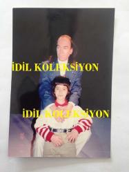 ERKİN KORAY'IN ORİJİNAL 2'Lİ FOTOĞRAF SETİ - 12 x 9 cm EBADINDA - ERKİN KORAY KIZI DAMLA KORAY İLE ve SAHNEDE GİTAR ÇALARKEN 2 FARKLI KARE, 9 OCAK 1988