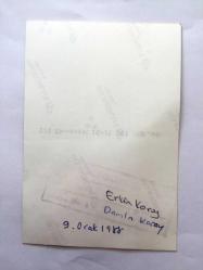 ERKİN KORAY'IN ORİJİNAL 2'Lİ FOTOĞRAF SETİ - 12 x 9 cm EBADINDA - ERKİN KORAY KIZI DAMLA KORAY İLE ve SAHNEDE GİTAR ÇALARKEN 2 FARKLI KARE, 9 OCAK 1988