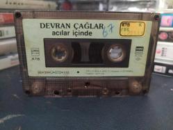DEVRAN ÇAĞLAR - ACILAR İÇİNDE - KASET [1988 Çimen Plak - kağıt baskı - sarı bandrol - etikette yazı var]