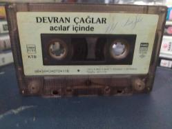 DEVRAN ÇAĞLAR - ACILAR İÇİNDE - KASET [1988 Çimen Plak - kağıt baskı - sarı bandrol - etikette yazı var]