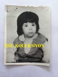 ERKİN KORAY'IN EŞİ ÖZDEN KORAY'IN  ORİJİNAL FOTOĞRAFI ve KIZI DAMLA KORAY'IN ORİJİNAL FOTOĞRAFI ve ERKİN KORAY'IN GAZETEDEN KESİLME ''ERKİN KORAY HAKKINDA BUNLARI BİLİYOR MUYDUNUZ?'' BAŞLIKLI BİYOGRAFİ YAZISI - 3'LÜ SET - FOTOĞRAFLAR 18 x 12 cm ve 10 x 7 cm EBADINDA, GAZETE KÜPÜRÜ  25 x 11 cm EBADINDADIR