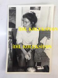 ERKİN KORAY'IN EŞİ ÖZDEN KORAY'IN ORİJİNAL 4'LÜ FOTOĞRAF SETİ - 2 ADET 18 x 12 cm EBADINDA ve 2 ADET İÇİNDE KÜÇÜK KARELER HALİNDE POZLAR OLAN 21 x 18 cm ve 18 x 9 cm EBADINDA FOTOĞRAF (KÜÇÜK KARELER İÇİNDE KIZI DAMLA KORAY'IN DA FOTOĞRAFI GÖRÜLMEKTEDİR), 1985