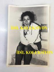 ERKİN KORAY'IN EŞİ ÖZDEN KORAY'IN ORİJİNAL 4'LÜ FOTOĞRAF SETİ - 2 ADET 18 x 12 cm EBADINDA ve 2 ADET İÇİNDE KÜÇÜK KARELER HALİNDE POZLAR OLAN 21 x 18 cm ve 18 x 9 cm EBADINDA FOTOĞRAF (KÜÇÜK KARELER İÇİNDE KIZI DAMLA KORAY'IN DA FOTOĞRAFI GÖRÜLMEKTEDİR), 1985