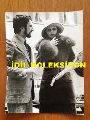 SEZEN CUMHUR ÖNAL'IN ORİJİNAL BÜYÜK BOY FOTOĞRAFI- 24 x 18 cm EBADINDA - SEZEN CUMHUR ÖNAL'IN ÇAV BELLA ve DA TROPPO TEMPO ŞARKILARIYLA TANIDIĞIMIZ İTALYAN ŞARKICI MİLVA İLE KONUŞMA YAPARKEN ve DERGİ OKURKEN ÇEKİLMİŞ BİR FOTOĞRAFI