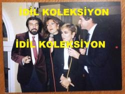 AJDA PEKKAN, SEZEN AKSU, SEZEN CUMHUR ÖNAL ve ÖZDEMİR ERDOĞAN'IN ORİJİNAL 3'LÜ FOTOĞRAF SETİ -15 x 10 cm ve 12 x 9 cm EBADINDA 3 ADET FOTOĞRAF - SEZEN CUMHUR ÖNAL, AJDA PEKKAN, ÖZDEMİR ERDOĞAN ve SEZEN AKSU, SEZEN CUMHUR ÖNAL'IN 48. YAŞ KUTLAMASINDA HEP BİRLİKTE ŞARKI SÖYLERKEN ve AYNI MASADA POZ VERİRKEN ÇEKİLMİŞ 3 FARKLI FOTOĞRAF, 1 ARALIK 1988