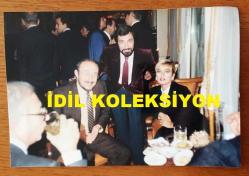 AJDA PEKKAN, SEZEN AKSU, SEZEN CUMHUR ÖNAL ve ÖZDEMİR ERDOĞAN'IN ORİJİNAL 3'LÜ FOTOĞRAF SETİ -15 x 10 cm ve 12 x 9 cm EBADINDA 3 ADET FOTOĞRAF - SEZEN CUMHUR ÖNAL, AJDA PEKKAN, ÖZDEMİR ERDOĞAN ve SEZEN AKSU, SEZEN CUMHUR ÖNAL'IN 48. YAŞ KUTLAMASINDA HEP BİRLİKTE ŞARKI SÖYLERKEN ve AYNI MASADA POZ VERİRKEN ÇEKİLMİŞ 3 FARKLI FOTOĞRAF, 1 ARALIK 1988