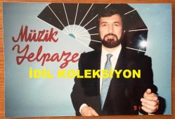 SEZEN CUMHUR ÖNAL'IN ORİJİNAL FOTOĞRAFI- 15 x 10 cm EBADINDA - SEZEN CUMHUR ÖNAL'IN MÜZİK YELPAZESİ PROGRAMINDAYKEN ÇEKİLMİŞ BİR FOTOĞRAFI
