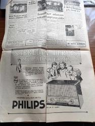 Cumhuriyet Gazetesi - 24 Ağustos 1959 - Nasıl Kalkınsak Yazan Nadir Nadi Köşe Yazısı - Ortadirek Yazan Yaşar Kemal Yazı Dizisi - 600 Milyon Dolarlık Dış Yardım Talep Edeceğiz - Maliye Bakanı Hasan Polatkan  Fotoğraf - İstanbul'da Kıbrıs İçin Dörtlü Toplantı Yapıldı - Ürdün Ana Kraliçesi Zeyn Geldi - Şoförler Tek Bir Çatı Altında Birleşiyor - Opera Sanatkarı Leyla Gencer'le Mülakat Fotoğraf - Bugün Şapka İnkılabının 34. Yıldönümü - Tedrisat Sistemi Değişiyor - Filistin Meselesi - İstanbul Ankara Radyosu Programı - Uluç Ali Yazan Halikarnas Balıkçısı Yazı Dizisi - Koruyucu Melekler Çizgi Roman - Bir İngiliz Tükenmez Bir Pil İcad Etti - Kral Faruk Tutankamon'un Asasını Çalmış - Fenerbahçe Atletizm Takımı Şampiyon Oldu - Beşiktaş Gençlerbirliği 1 1 Berabere Kaldı - Fenerbahçe Beykoz'u Güç Yendi - Teniste Ayala Genç Rakibi Weeodon'u Yenerek Turnuva Şampiyonu Oldu - Faruk Taluy Kupası Yelken Yarışları - Vefa Beyoğluspor Maçı Yarıda Kaldı - Philips Radyo -  Özel Ertan Koleji