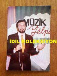 SEZEN CUMHUR ÖNAL'IN ORİJİNAL FOTOĞRAFI- 13 x 9 cm EBADINDA - SEZEN CUMHUR ÖNAL'IN MÜZİK YELPAZESİ PROGRAMINDAYKEN ÇEKİLMİŞ BİR FOTOĞRAFI