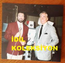 SEZEN CUMHUR ÖNAL'IN MUZAFFER TEMA İLE ORİJİNAL KÜÇÜK BOY FOTOĞRAFI - 8 x 7 cm EBADINDA - 31 EKİM 1988