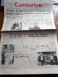 Cumhuriyet Gazetesi - 15 Ekim 1959 - İhracatı Artırma Yolunda Tedbirler - Türkiye'de Kurulacak Füze Ramplarına Dair Anlaşma - Amerikan Koleji İle Bakanlık Arasında İhtilaf - Kasım Gülek Bundan Sonra Aynı Gayretle Çalışacağım Diyor - Necip Fazıl Kısakürek Aleyhine Açılan Dava -  Adnan Menderes Dün Wall Street'te Temaslar Yaptı - Kıbrıs'ta Türk Belediyeleri Aleyhinde Açılan Kampanya - Ortadirek Yazan Yaşar Kemal Yazı Dizisi - Sovyet Rusya'da Mahkum Kadın Kampları Stalin'in Ölümünden Evvel Ve Sonra Yazı Dizisi - Cumhuriyet Bayramı Programı Hazırlandı - Koruyucu Melekler Çizgi Roman - Bay Oscar Karikatür -  Profesör Nimbüs'ün Maceraları Çizgi Roman - 1959 1960 Yunus Nadi Armağanı Dil Davamız Çağrı Yazan Ünal Sakman - Alaca Çorap Yazan Nihal Karamağaralı Yazı Dizisi - Hamlet'le Geri Gelen Tiyatro Kokusu Yazan Lütfi Ay - Amerika Dev Roket Hazırlıyor - Arçelik Fabrikası - 3. Akdeniz Oyunları - Futbolda Lübnan'ı Yendik - Galatasaray 0 Levski 0 - Lefter Küçükandonyadis'e 21 Gün Ceza