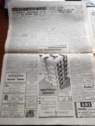 Cumhuriyet Gazetesi - 15 Ekim 1959 - İhracatı Artırma Yolunda Tedbirler - Türkiye'de Kurulacak Füze Ramplarına Dair Anlaşma - Amerikan Koleji İle Bakanlık Arasında İhtilaf - Kasım Gülek Bundan Sonra Aynı Gayretle Çalışacağım Diyor - Necip Fazıl Kısakürek Aleyhine Açılan Dava -  Adnan Menderes Dün Wall Street'te Temaslar Yaptı - Kıbrıs'ta Türk Belediyeleri Aleyhinde Açılan Kampanya - Ortadirek Yazan Yaşar Kemal Yazı Dizisi - Sovyet Rusya'da Mahkum Kadın Kampları Stalin'in Ölümünden Evvel Ve Sonra Yazı Dizisi - Cumhuriyet Bayramı Programı Hazırlandı - Koruyucu Melekler Çizgi Roman - Bay Oscar Karikatür -  Profesör Nimbüs'ün Maceraları Çizgi Roman - 1959 1960 Yunus Nadi Armağanı Dil Davamız Çağrı Yazan Ünal Sakman - Alaca Çorap Yazan Nihal Karamağaralı Yazı Dizisi - Hamlet'le Geri Gelen Tiyatro Kokusu Yazan Lütfi Ay - Amerika Dev Roket Hazırlıyor - Arçelik Fabrikası - 3. Akdeniz Oyunları - Futbolda Lübnan'ı Yendik - Galatasaray 0 Levski 0 - Lefter Küçükandonyadis'e 21 Gün Ceza