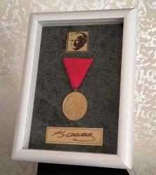 İstiklal Madalyası Yeni Yapım (REPLİKA) ve MDF Ahşap  Çerçeve  13 cm x 18 cm ölçülerinde Renk Beyaz (Resimdeki Ürün Gönderilecektir)