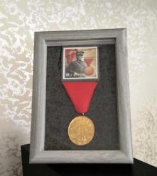 Efemera - İstiklal Madalyası Yeni Yapım (REPLİKA), GAZİLER GÜNÜ PULU ve MDF Ahşap  Çerçeve  20 cm x 25 cm ölçülerinde Beyaz Resimdeki Ürün Gönderilecektir) - kitantik - kitaLog