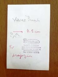 PİYANİST ŞANTÖR YAVUZ ÖZIŞIK'IN ORİJİNAL FOTOĞRAFI - 14 x 9 cm EBADINDA - YAVUZ ÖZIŞIK STÜDYODA GÜLÜMSEYEREK POZ VERİRKEN ÇEKİLMİŞ ÇOK NET BİR FOTOĞRAF, STÜDYO YAŞAR, BEYOĞLU, YAŞAR GÖKSOY