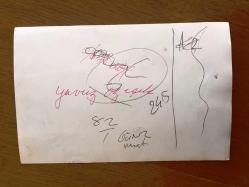 PİYANİST ŞANTÖR YAVUZ ÖZIŞIK'IN ORİJİNAL FOTOĞRAFI - 18 x 12 cm EBADINDA - YAVUZ ÖZIŞIK BİR MEKANDA OTURUP SİGARA İÇERKEN ÇEKİLMİŞ BİR KARE