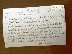 PİYANİST ŞANTÖR YAVUZ ÖZIŞIK'IN ORİJİNAL FOTOĞRAFI - 18 x 12 cm EBADINDA - YAVUZ ÖZIŞIK, EŞİ BİRGÜL ÖZIŞIK ve ALMAN MARGARET AYNI MASADA İSTANBUL'UN ÜNLÜ DİSKOTEĞİ STÜDYO 54 İSTANBUL MEKANINDA OTURURLARKEN ÇEKİLMİŞ BİR HATIRA FOTOĞRAFI, 22 MART 1985