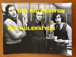 MODERN FOLK ÜÇLÜSÜ'NÜN ORİJİNAL BÜYÜK BOY FOTOĞRAFI - 24 x 18 cm EBADINDA - SELAMİ KARAİBRAHİMGİL, DOĞAN CANKU ve AHMET KURTARAN YAN YANA DURURLARKEN ÇEKİLMİŞ BİR KARE