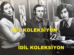 MODERN FOLK ÜÇLÜSÜ'NÜN ORİJİNAL BÜYÜK BOY FOTOĞRAFI - 24 x 18 cm EBADINDA - SELAMİ KARAİBRAHİMGİL, DOĞAN CANKU ve AHMET KURTARAN YAN YANA DURURLARKEN ÇEKİLMİŞ BİR KARE