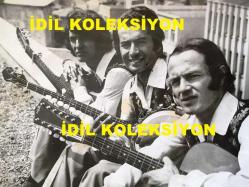 MODERN FOLK ÜÇLÜSÜ'NÜN ORİJİNAL BÜYÜK BOY FOTOĞRAFI - 22 x 18 cm EBADINDA - SELAMİ KARAİBRAHİMGİL, DOĞAN CANKU ve AHMET KURTARAN ELLERİNDE GİTARLARIYLA YERE OTURUP POZ VERİRLERKEN ÇEKİLMİŞ BİR FOTOĞRAF