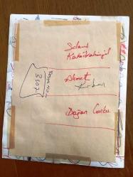 MODERN FOLK ÜÇLÜSÜ'NÜN ORİJİNAL BÜYÜK BOY FOTOĞRAFI - 22 x 18 cm EBADINDA - SELAMİ KARAİBRAHİMGİL, DOĞAN CANKU ve AHMET KURTARAN ELLERİNDE GİTARLARIYLA YERE OTURUP POZ VERİRLERKEN ÇEKİLMİŞ BİR FOTOĞRAF