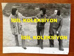 MODERN FOLK ÜÇLÜSÜ'NÜN ORİJİNAL BÜYÜK BOY FOTOĞRAFI - 24 x 18 cm EBADINDA - SELAMİ KARAİBRAHİMGİL, DOĞAN CANKU ve AHMET KURTARAN AYAKTA BİRBİRLERİYLE BAKIŞIP GÜLÜMSERLERKEN ÇEKİLMİŞ ÇOK GÜZEL BİR KARE