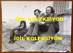 MODERN FOLK ÜÇLÜSÜ'NÜN ORİJİNAL BÜYÜK BOY FOTOĞRAFI - 24 x 18 cm EBADINDA - SELAMİ KARAİBRAHİMGİL, DOĞAN CANKU ve AHMET KURTARAN ÇATIDA KİREMİTLERİN ÜZERİNDE OTURURLARKEN ÇEKİLMİŞ BİR FOTOĞRAF