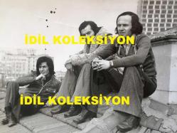 MODERN FOLK ÜÇLÜSÜ'NÜN ORİJİNAL BÜYÜK BOY FOTOĞRAFI - 24 x 18 cm EBADINDA - SELAMİ KARAİBRAHİMGİL, DOĞAN CANKU ve AHMET KURTARAN ÇATIDA KİREMİTLERİN ÜZERİNDE OTURURLARKEN ÇEKİLMİŞ BİR FOTOĞRAF