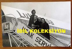 MODERN FOLK ÜÇLÜSÜ'NÜN ORİJİNAL foroğrafı - 17 x 11 cm EBADINDA - SELAMİ KARAİBRAHİMGİL, DOĞAN CANKU ve AHMET KURTARAN KONSER İÇİN ALMANYA'YA GİDERLERKEN UÇAĞA BİNİŞLERİ SIRASINDA ÇEKİLMİŞ BİR FOTOĞRAF, 28 MART 1971