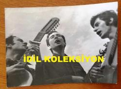 MODERN FOLK ÜÇLÜSÜ'NÜN ORİJİNAL FOTOĞRAFI - 18 x 12 cm EBADINDA - SELAMİ KARAİBRAHİMGİL, DOĞAN CANKU ve AHMET KURTARAN YAN YANA GİTAR ÇALIP ŞARKI SÖYLERLERKEN AŞAĞIDAN ÇEKİLMİŞ BİR PARE