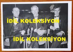 MODERN FOLK ÜÇLÜSÜ'NÜN ORİJİNAL FOTOĞRAFI - 12,5 x 9 cm EBADINDA - SELAMİ KARAİBRAHİMGİL, DOĞAN CANKU ve AHMET KURTARAN YAN YANA OTURURLARKEN ÇEKİLMİŞ BİR KARE, 1980 SONRASI