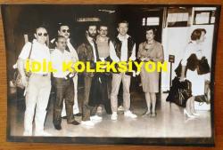 MODERN FOLK ÜÇLÜSÜ'NÜN ORİJİNAL FOTOĞRAFI - 18 x 12 cm EBADINDA - SELAMİ KARAİBRAHİMGİL, DOĞAN CANKU ve AHMET KURTARAN 22 MAYIS 1984 YILINDA NAPOLİ'DE NATO KARARGAHINDA DÜZENLENEN TÜRK GECESİNDE KONSER VERMEYE GİTTİKLERİNDE HAVA ALANINDA ÇEKİLMİŞ BİR KARE