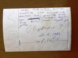 MODERN FOLK ÜÇLÜSÜ'NÜN ORİJİNAL FOTOĞRAFI - 18 x 12 cm EBADINDA - SELAMİ KARAİBRAHİMGİL, DOĞAN CANKU ve AHMET KURTARAN 22 MAYIS 1984 YILINDA NAPOLİ'DE NATO KARARGAHINDA DÜZENLENEN TÜRK GECESİNDE KONSER VERMEYE GİTTİKLERİNDE HAVA ALANINDA ÇEKİLMİŞ BİR KARE