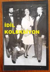 MODERN FOLK ÜÇLÜSÜ'NÜN Orijinal  FOTOĞRAFI (KAĞIT BASKI) - 18 x 12 cm EBADINDA - SELAMİ KARAİBRAHİMGİL, DOĞAN CANKU ve AHMET KURTARAN, AYŞEGÜL ALDİNÇ İLE POZ VERİRLERKEN ÇEKİLMİŞ BİR KARE