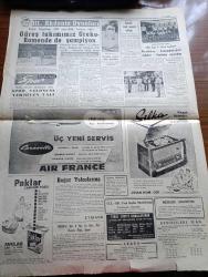 Cumhuriyet Gazetesi - 21 Ekim 1959 - Seçim Sırasında Suç İşleyen Jandarma Üst Çavuşu Macit Sarı 8 Ay Hapis Yedi - Refik Koraltan Tekrar Seçilmesini Temin İçin Faaliyete Geçti - Halk Partisinin Gezi Programı Sona Eriyor - Necatibey Yolu Açıldı Ve Kapandı - Caronia Transatlantiğine Konan Haciz Kaldırıldı - Kıbrıs'ta Bize Karşı Kampanya - 10 Ayda 6 Ton Kan Toplandı - Ortadirek Yazan Yaşar Kemal Yazı Dizisi - Cezayirde Barış Mı Yazan Aydemir Balkan - Batı Edebiyatında Neo Klasisizm Temayülleri Yazan Melahat Menemencioğlu - Kumların Altından 3500 Yıllık Bir Aşk Hikayesi Çıktı - Alaca Çorap Yazan Nihal Karamağaralı Yazı Dizisi - Koruyucu Melekler Çizgi Roman -  Alessandro Scarlatti Orkestrasının İstanbul'daki Konserleri - 3. Akdeniz Oyunları - Fahir Özgüden 400 Engellide Birinci Oldu - Fenerbahçeli Milli Futbolcu Avni Kalkavan'ın Cezası Kafi Görüldü - Air France - Paklar Çamaşır Tozu