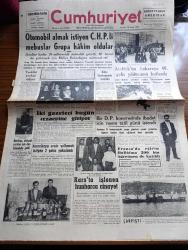 Cumhuriyet Gazetesi - 28 Aralık 1959 - Otomobil Almaktadır İsteyen CHP'li Mebuslar Gruba Hakim Oldular - Atatürk'ün Ankara'ya 40. Geliş Yıldönümü Kutlandı - İki Gazeteci Naim Tirali Ve Selami Akpınar Bugün Cezaevine Giriyor - Rauf Denktaş İktisadi Yardım İçin Dün İstanbul'a Geldi - Mülkiyelilerin Tarihi Kıyafetleri Fotoğraf - Aşk Eceli Yendi Çeviren Hamdi Varoğlu Yazı Dizisi - Seyahatin Neticeleri Yazan Fred J. Zusy - Sovyet İktisadiyatında Beliren Huzursuzluk - Suriye'de Komünist Teşkilatı - Görünmeyen Düşman Çeviren Hatice Vildan Yazı Dizisi - Koruyucu Melekler Çizgi Roman - Bay Oscar Karikatür - Profesör Nimbüs'ün Maceraları Çizgi Roman - Türkiye Boks Şampiyonasında Hadiseler Oldu - Atatürk Koşusu Yapıldı - Beşiktaş Hacettepeyi  Çok Güç Yenebildi - Fenerbahçe Voleybolda Bakırköyü 3 1 Yendi - Harb Okulu Türkiye Hentbol Şampiyonu - Galatasaray 1 İstanbulspor 0
