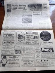 Cumhuriyet Gazetesi - 28 Aralık 1959 - Otomobil Almaktadır İsteyen CHP'li Mebuslar Gruba Hakim Oldular - Atatürk'ün Ankara'ya 40. Geliş Yıldönümü Kutlandı - İki Gazeteci Naim Tirali Ve Selami Akpınar Bugün Cezaevine Giriyor - Rauf Denktaş İktisadi Yardım İçin Dün İstanbul'a Geldi - Mülkiyelilerin Tarihi Kıyafetleri Fotoğraf - Aşk Eceli Yendi Çeviren Hamdi Varoğlu Yazı Dizisi - Seyahatin Neticeleri Yazan Fred J. Zusy - Sovyet İktisadiyatında Beliren Huzursuzluk - Suriye'de Komünist Teşkilatı - Görünmeyen Düşman Çeviren Hatice Vildan Yazı Dizisi - Koruyucu Melekler Çizgi Roman - Bay Oscar Karikatür - Profesör Nimbüs'ün Maceraları Çizgi Roman - Türkiye Boks Şampiyonasında Hadiseler Oldu - Atatürk Koşusu Yapıldı - Beşiktaş Hacettepeyi  Çok Güç Yenebildi - Fenerbahçe Voleybolda Bakırköyü 3 1 Yendi - Harb Okulu Türkiye Hentbol Şampiyonu - Galatasaray 1 İstanbulspor 0